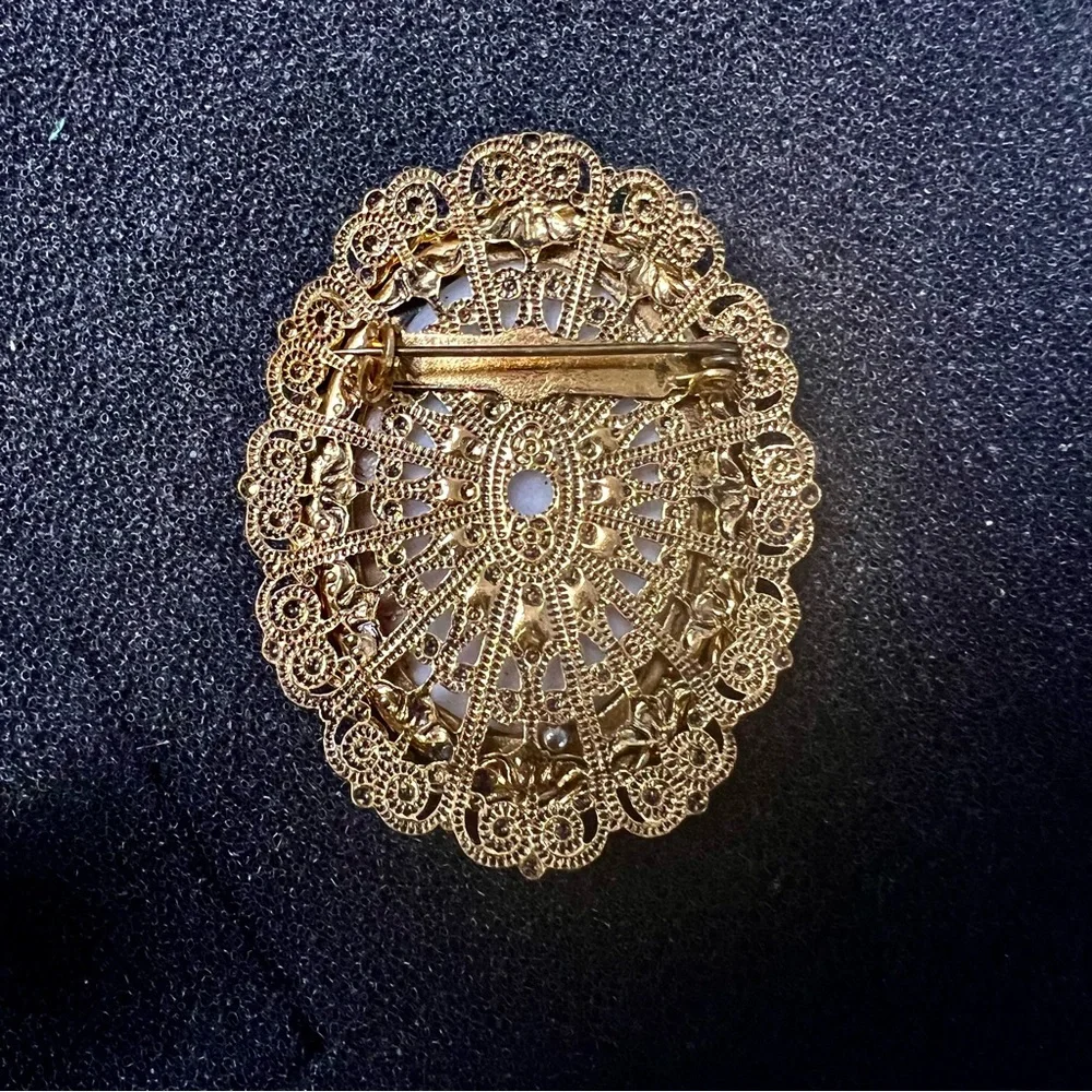 Vintage Gold Tone Lovers Hand Painted Ceramic Victorian Oval‎ Brooch Pin